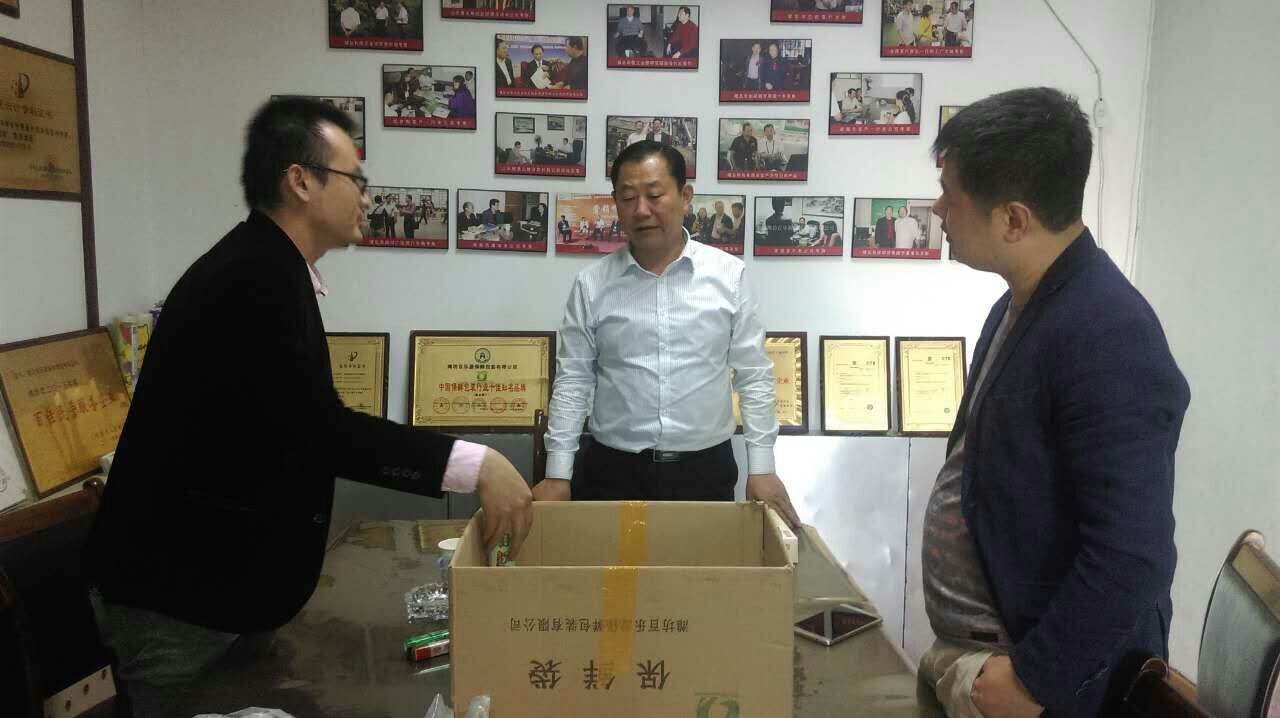 廣西的徐總通過(guò)網(wǎng)絡(luò)了解加實(shí)地考察攜手百樂源合作了荔枝保鮮盒